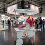 Noleggio Carretto Zucchero Filato Eventi Aziendali Stand Espositore Zucchero Filato Scenografico per Eventi Aziendali