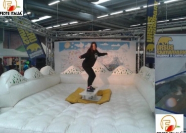 Gonfiabile Simulatore Snowboard Eventi Aziendali 
